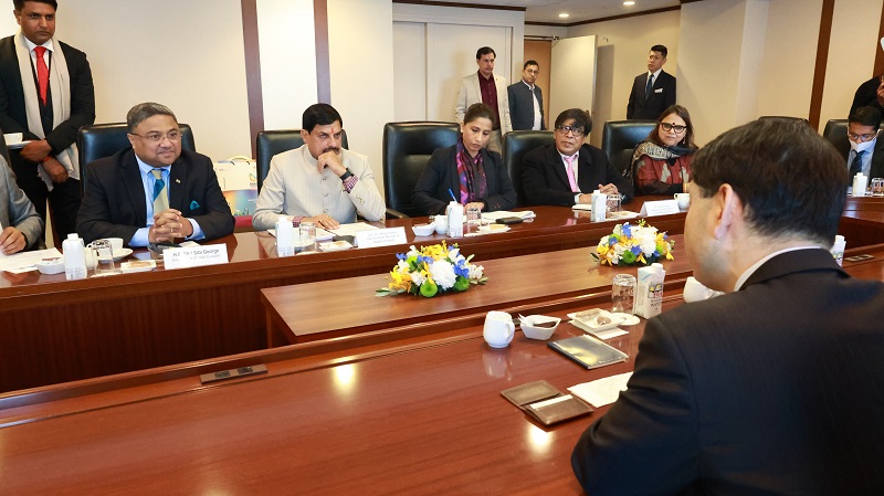 निवेशकों से चर्चा करते हुए मुख्यमंत्री डॉ. मोहन यादव निवेशकों से चर्चा करते हुए मुख्यमंत्री डॉ. मोहन यादव