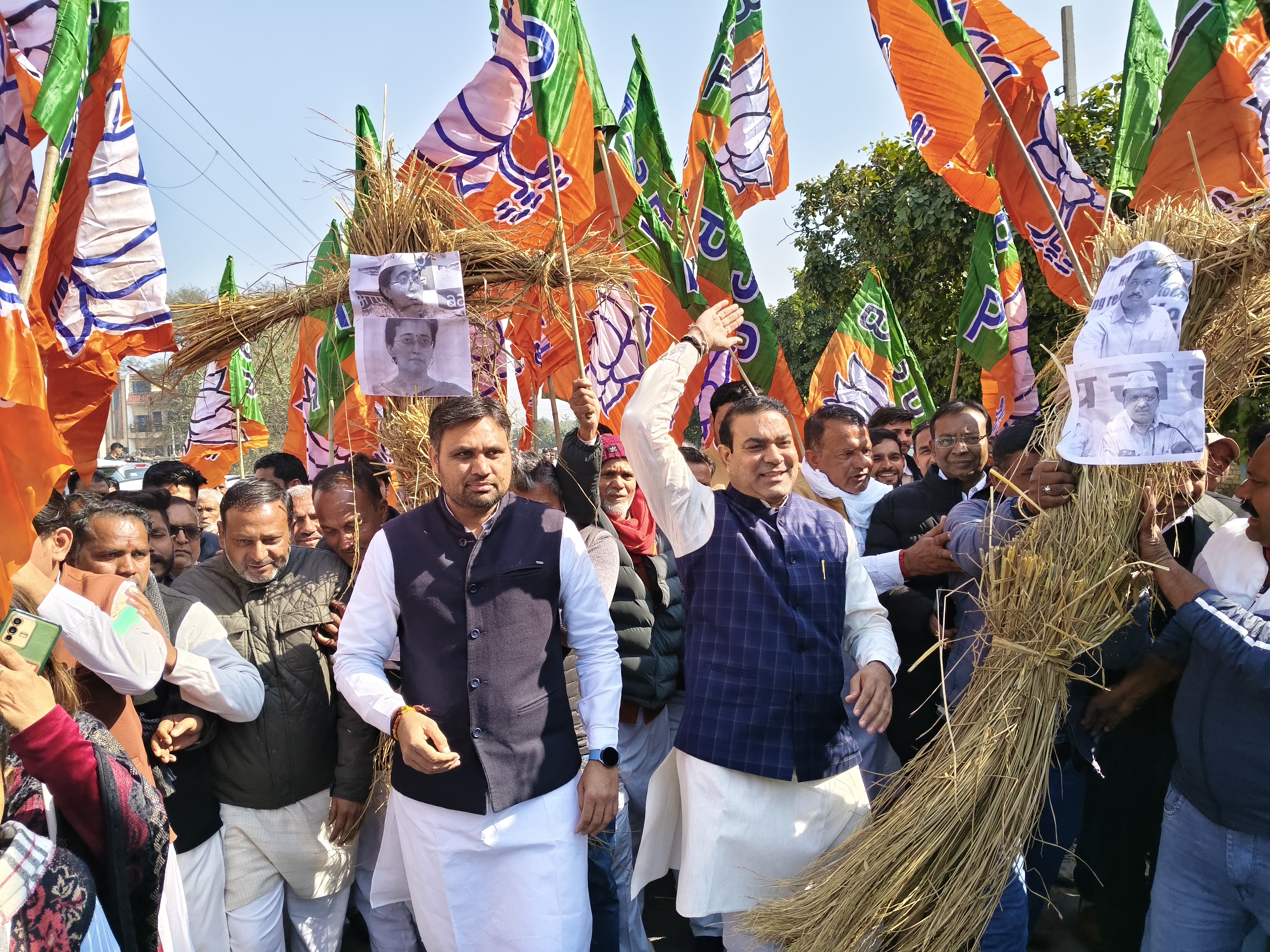 भाजपा कार्यालय के बाहर प्रदर्शन करते हुए कार्यकर्ता भाजपा कार्यालय के बाहर प्रदर्शन करते हुए कार्यकर्ता