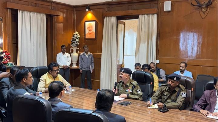 इंदौरः सांसद लालवानी की अध्यक्षता में सड़क सुरक्षा समिति की बैठक सम्पन्न