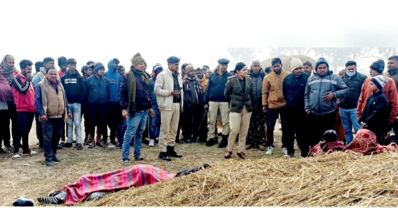 शव के पास जुटी लोगो की भीड़ शव के पास जुटी लोगो की भीड़