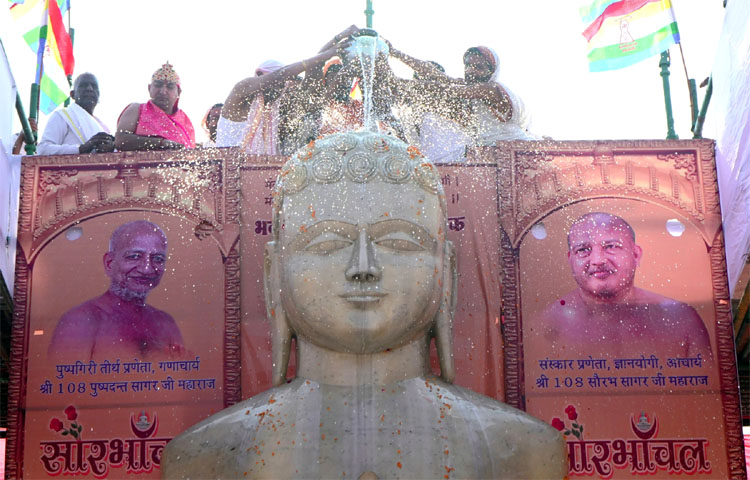 28 Snp-7 सोनीपत:भगवान आदिनाथ की 13.25 फीट ऊंची प्रतिमा का महामस्तकाभिषेक करते श्रद्धालु। 28 Snp-7 सोनीपत:भगवान आदिनाथ की 13.25 फीट ऊंची प्रतिमा का महामस्तकाभिषेक करते श्रद्धालु।