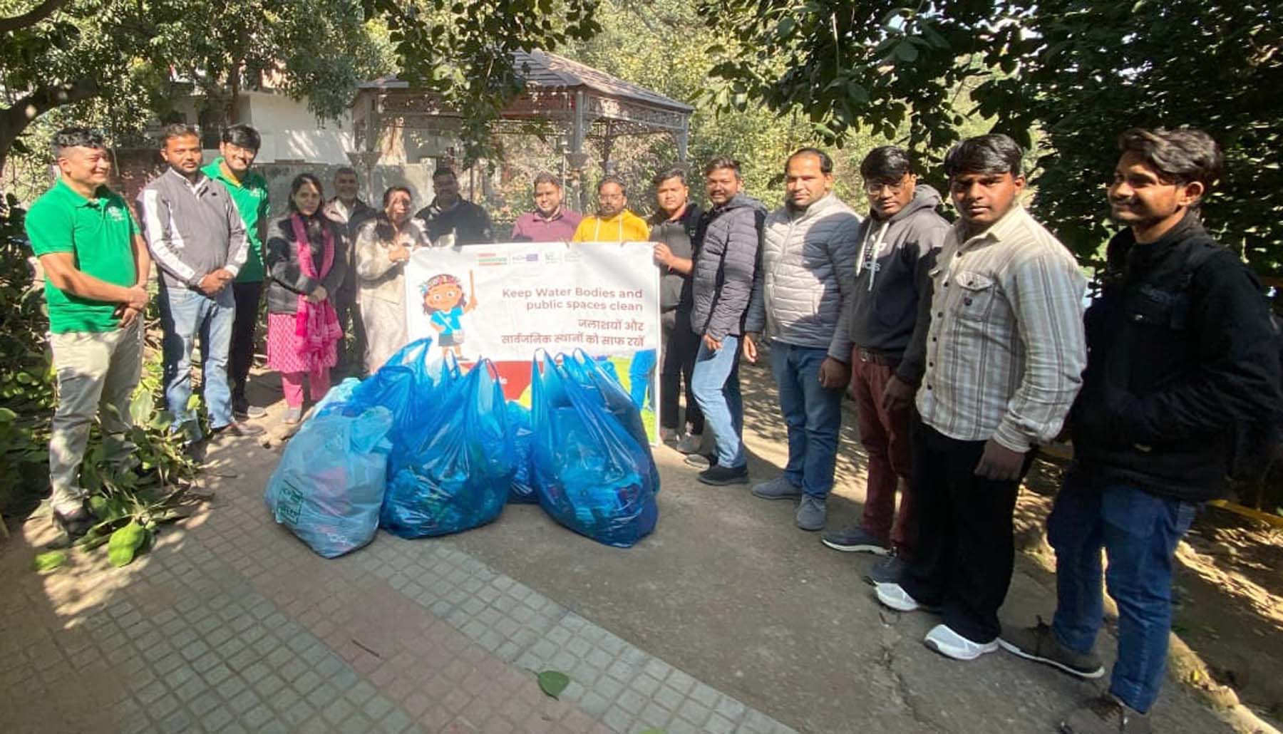 फोटो नंबर-03: गुरुग्राम के सुखराली गांव के तालाब में सफाई अभियान के दौरान मौजूद स्वयंसेवक। फोटो नंबर-03: गुरुग्राम के सुखराली गांव के तालाब में सफाई अभियान के दौरान मौजूद स्वयंसेवक।