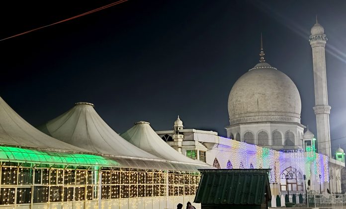 कश्मीर घाटी में विभिन्न मस्जिदों और दरगाहों पर धार्मिक उत्साह के साथ मनाई गई शब-ए-मेराज कश्मीर घाटी में विभिन्न मस्जिदों और दरगाहों पर धार्मिक उत्साह के साथ मनाई गई शब-ए-मेराज