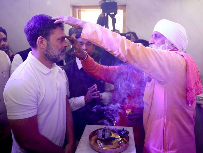 नई दिल्लीः वाल्मीकि मंदिर में दर्शन के दौरान राहुल गांधी नई दिल्लीः वाल्मीकि मंदिर में दर्शन के दौरान राहुल गांधी