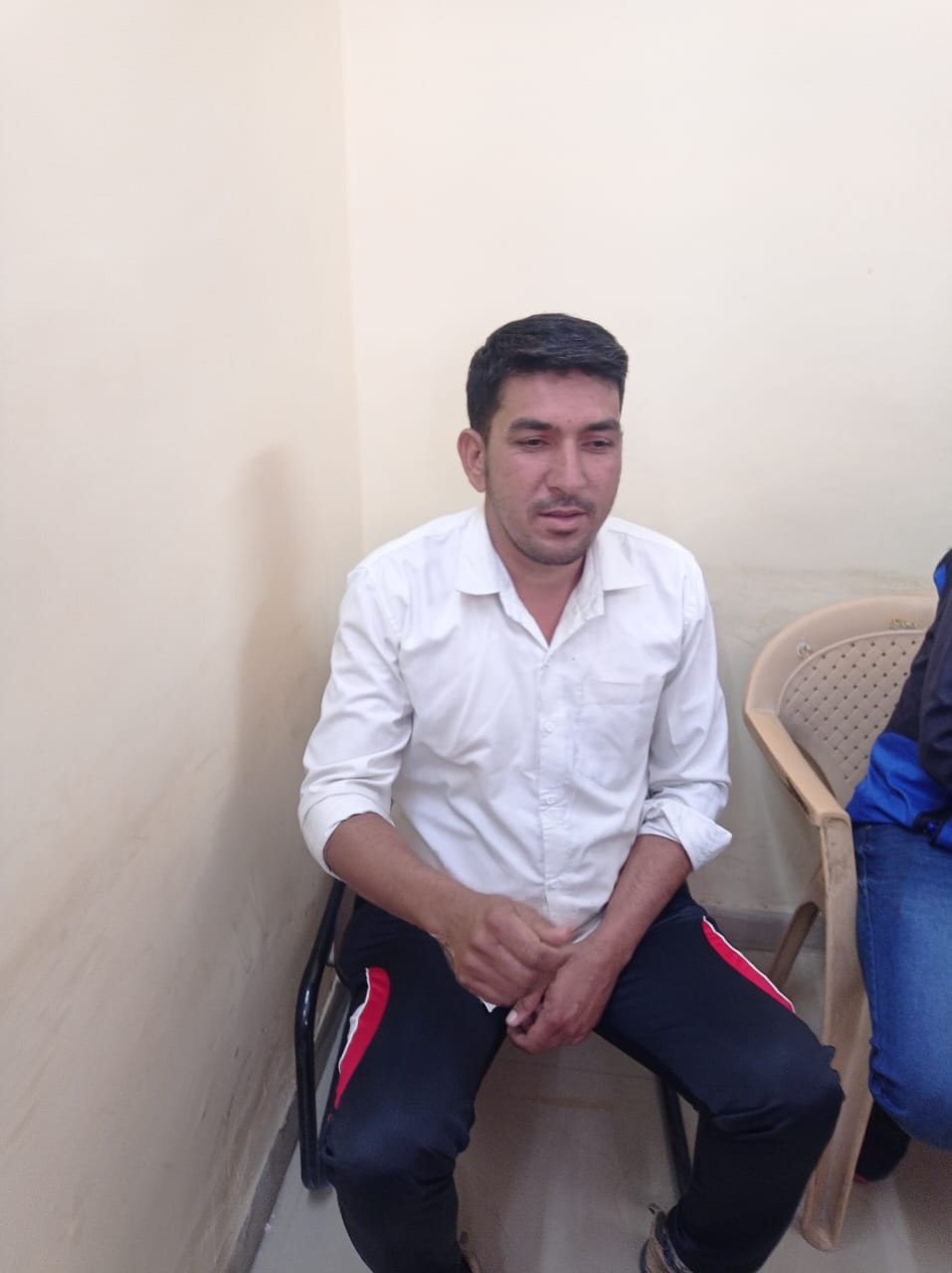 तहसीलदार व रीडर के नाम से चार हजार रुपये की रिश्वत लेते दलाल गिरफ्तार तहसीलदार व रीडर के नाम से चार हजार रुपये की रिश्वत लेते दलाल गिरफ्तार