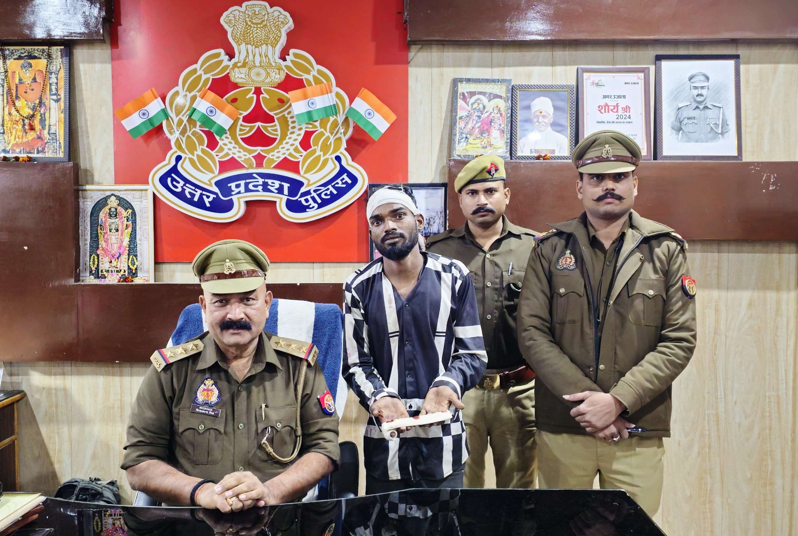 गिरफ्तार युवक के साथ पुलिस टीम: फोटो बच्चा गुप्ता गिरफ्तार युवक के साथ पुलिस टीम: फोटो बच्चा गुप्ता
