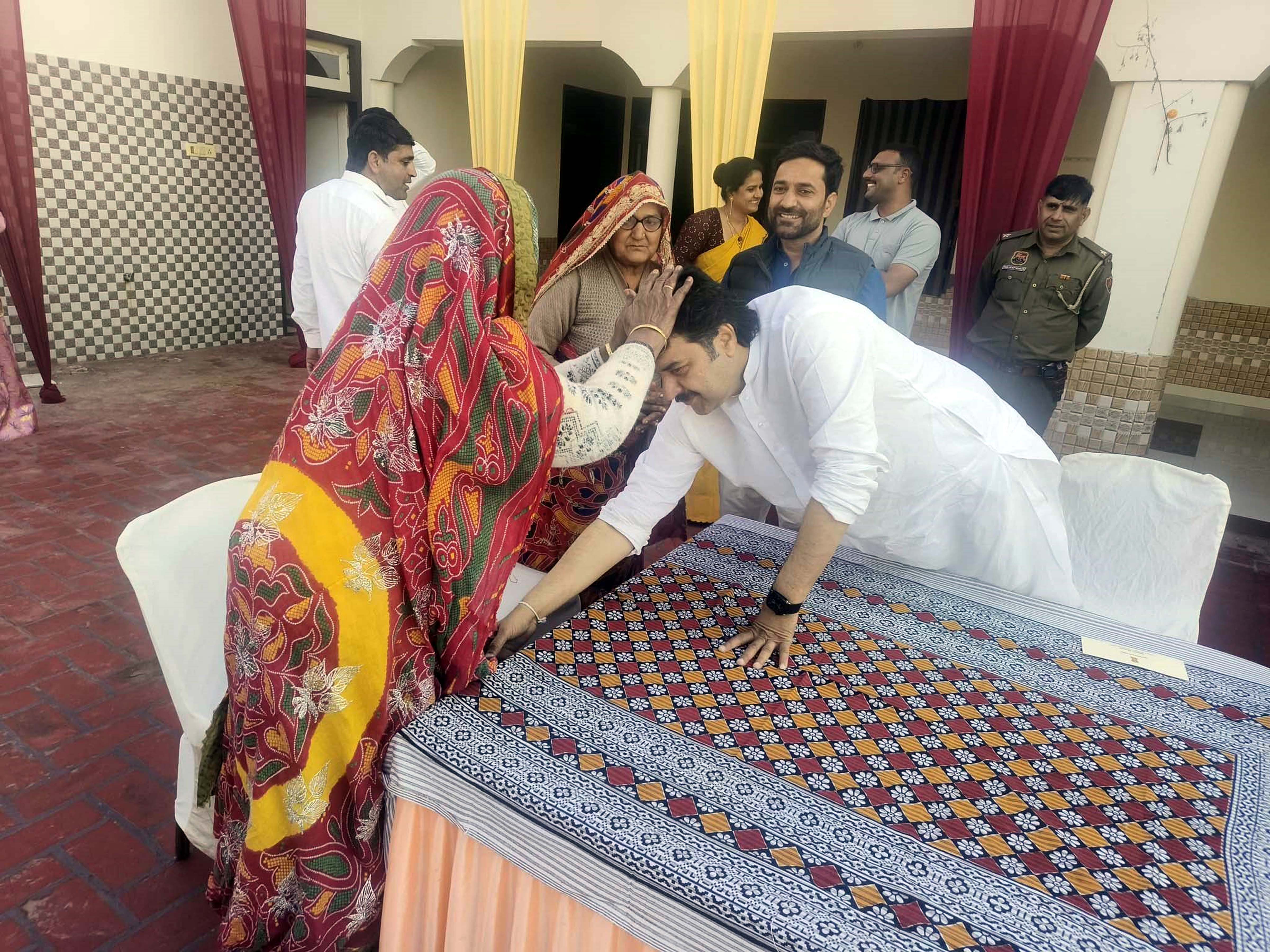 गांवों में महिलाओं से आशीर्वाद लेते कुलदीप बिश्नोई। गांवों में महिलाओं से आशीर्वाद लेते कुलदीप बिश्नोई।