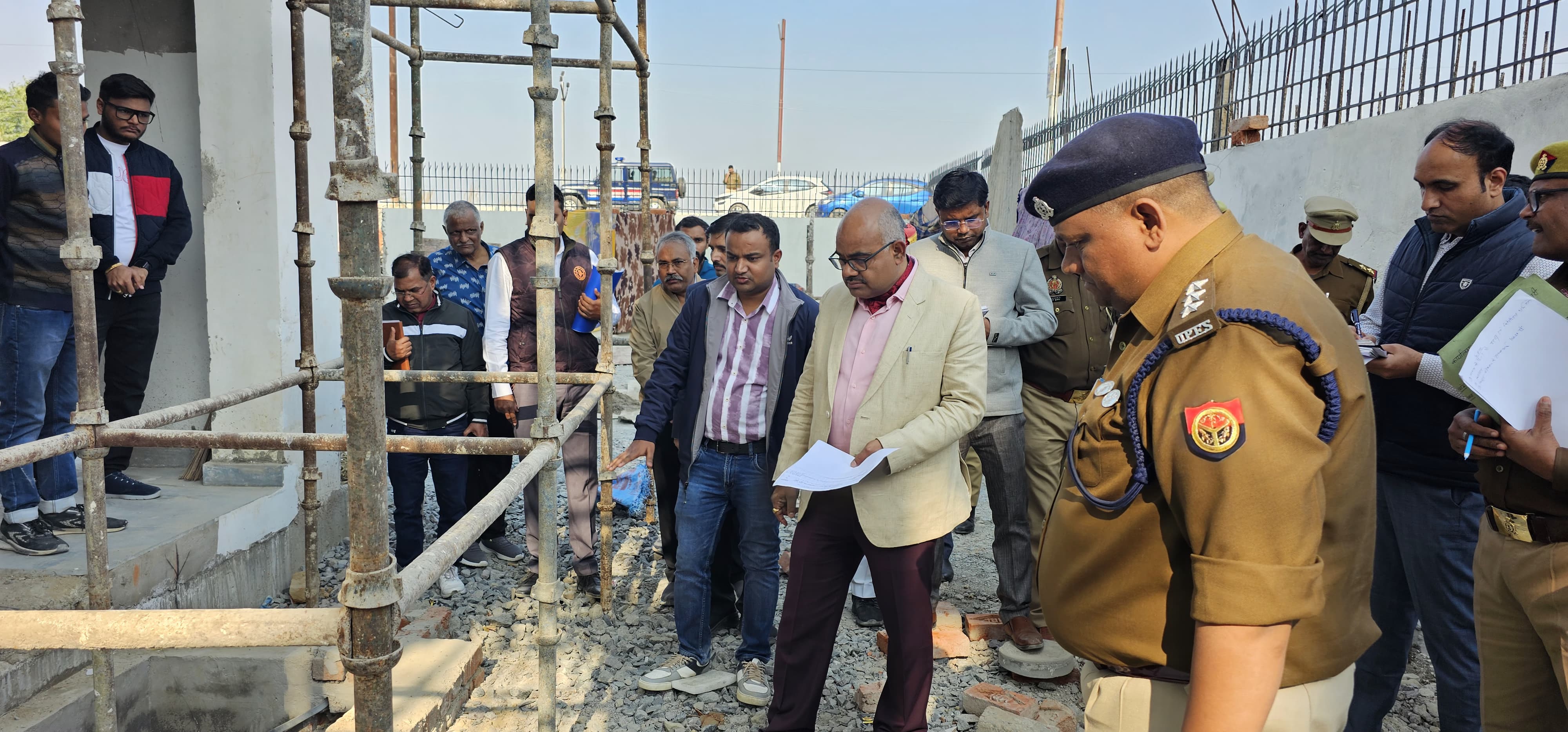 निर्माणाधीन भवन का जायजा लेते जिलाधिकारी जितेंद्र प्रताप सिंह और अन्य अधिकारी निर्माणाधीन भवन का जायजा लेते जिलाधिकारी जितेंद्र प्रताप सिंह और अन्य अधिकारी