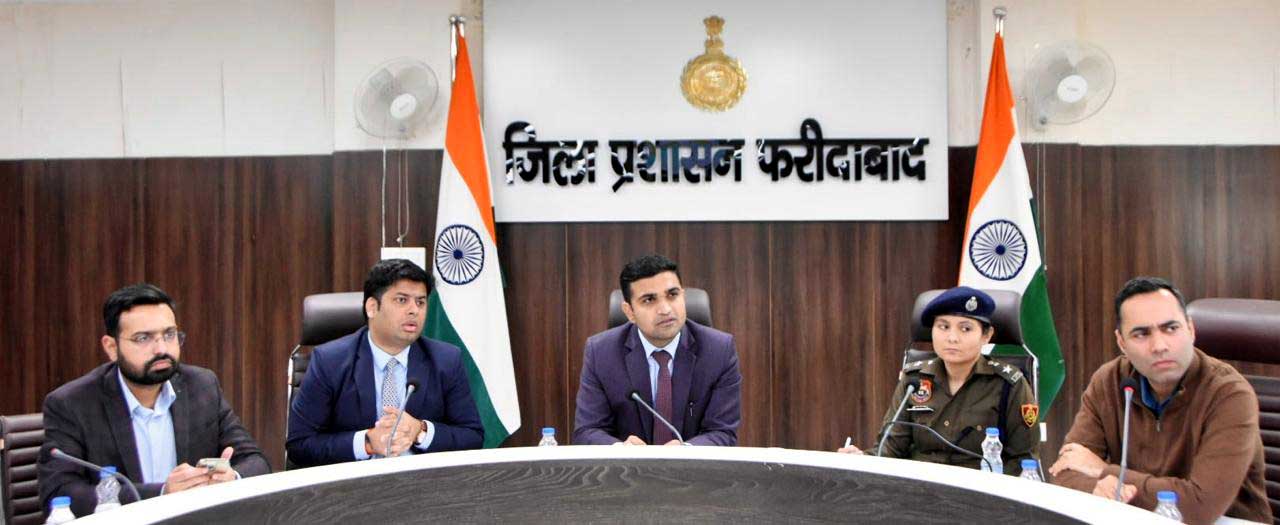 डीसी विक्रम सिंह अधिकारियों की बैठक लेते हुए डीसी विक्रम सिंह अधिकारियों की बैठक लेते हुए