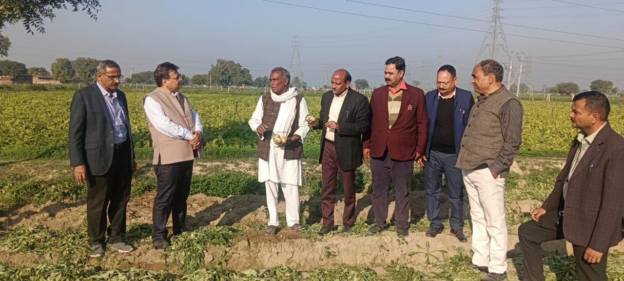 जायजा लेती सीएसए की टीम जायजा लेती सीएसए की टीम