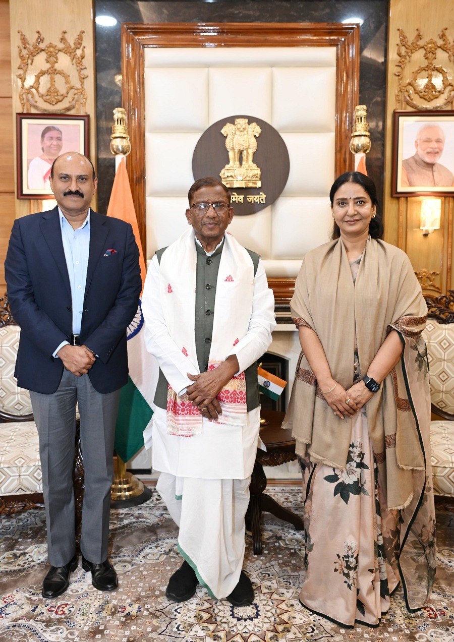 राज्यपाल लक्ष्मण प्रसाद आचार्य निवर्तमान डीजीपी जीपी सिंह को विदाई देते हुए। चित्र में डीजीपी जीपी सिंह की पत्नी डॉ. अनामिका सिंह भी परिलक्षित हैं। राज्यपाल लक्ष्मण प्रसाद आचार्य निवर्तमान डीजीपी जीपी सिंह को विदाई देते हुए। चित्र में डीजीपी जीपी सिंह की पत्नी डॉ. अनामिका सिंह भी परिलक्षित हैं।