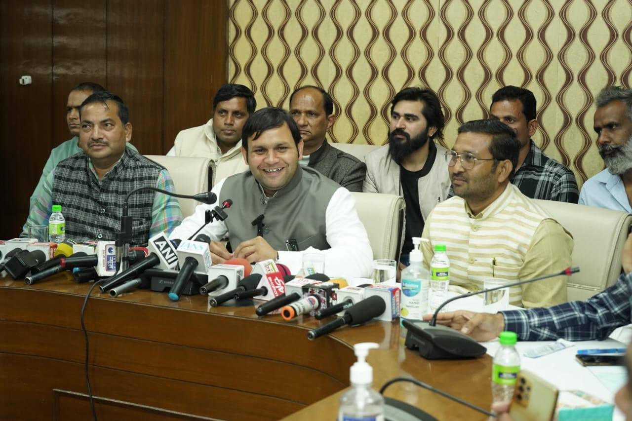 खेल मंत्री गौरव गौतम ने हरियाणा सरकार के 100 दिन पूरे होने पर प्रेस वार्ता को किया संबोधित खेल मंत्री गौरव गौतम ने हरियाणा सरकार के 100 दिन पूरे होने पर प्रेस वार्ता को किया संबोधित