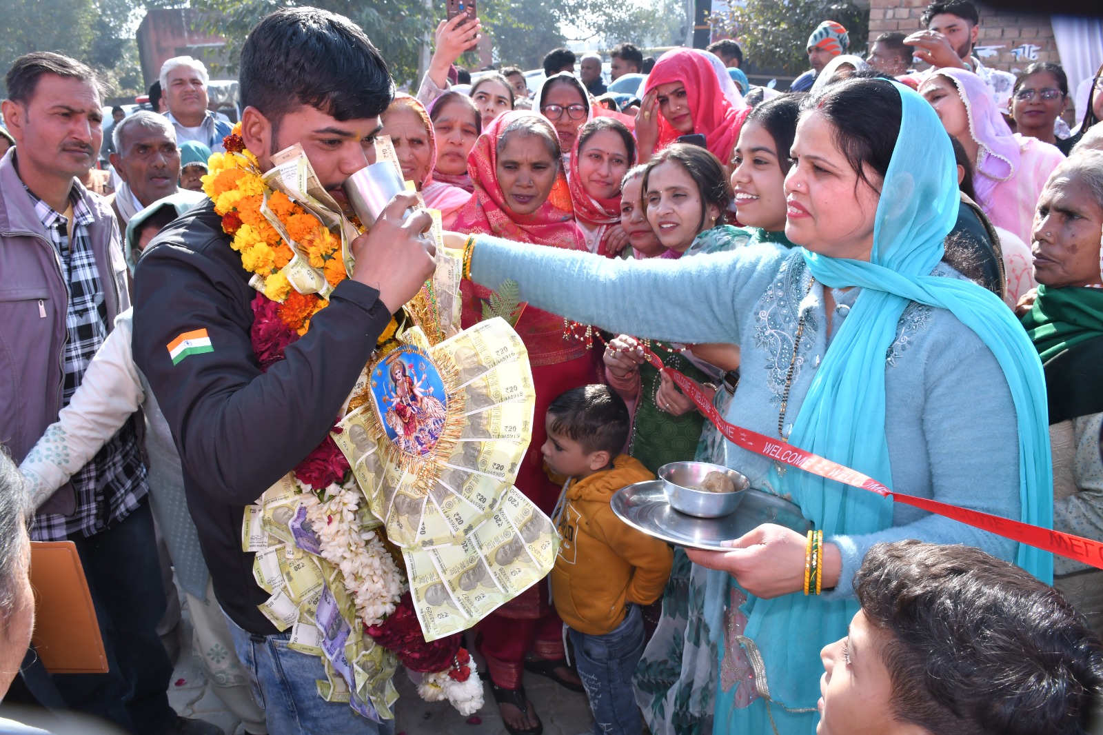 साहिल को चूरमा ओर दूध पिलाते हुए मां। साहिल को चूरमा ओर दूध पिलाते हुए मां।