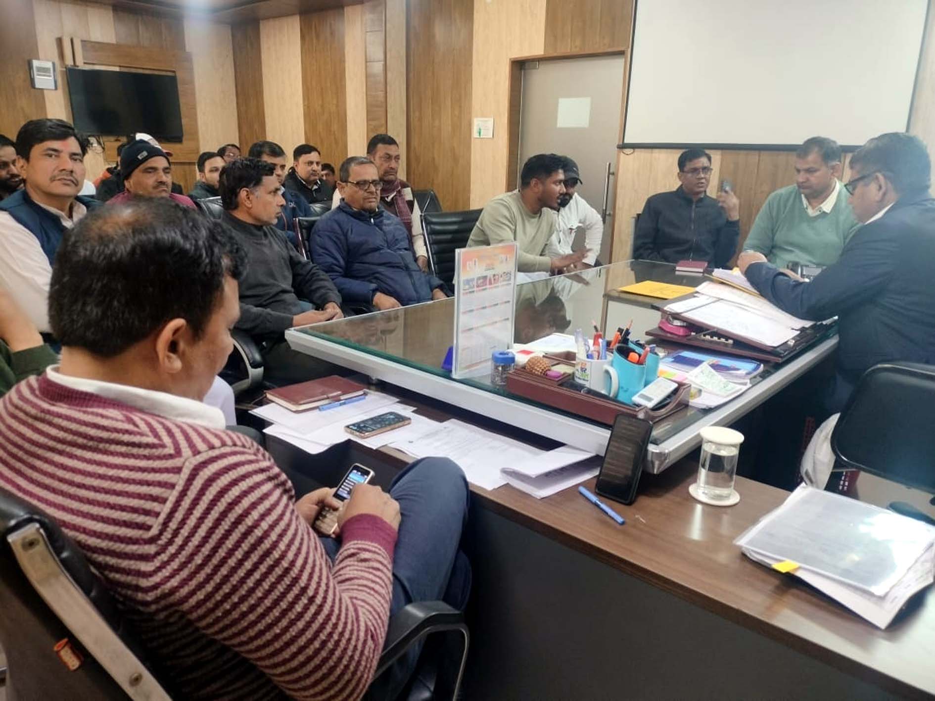 अधीक्षक अभियंता के साथ वार्ता करते यूनियन पदाधिकारी। अधीक्षक अभियंता के साथ वार्ता करते यूनियन पदाधिकारी।