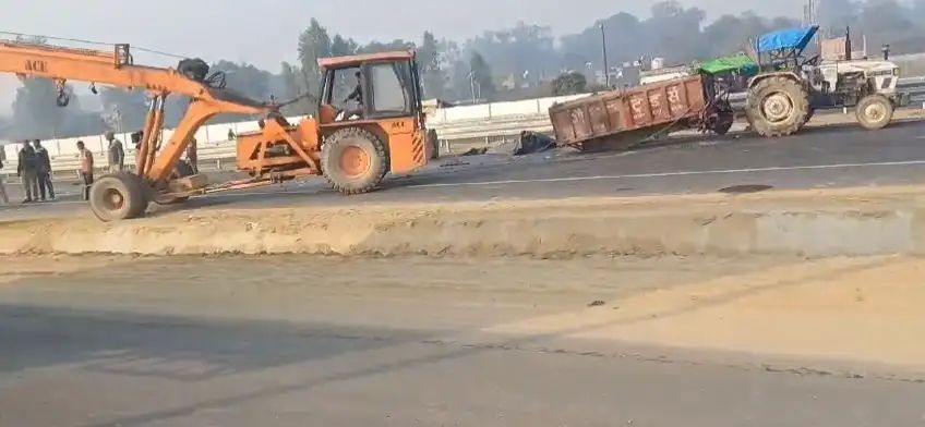 दुर्घटना स्थल में खड़ा ट्रैक्टर दुर्घटना स्थल में खड़ा ट्रैक्टर