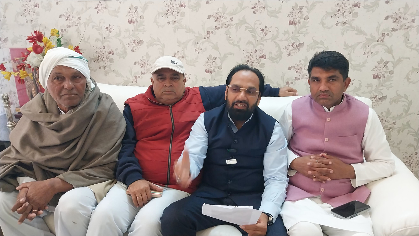 पत्रकारों से बातचीत करते हुए विधायक देवेंद्र चतरभुज अत्री। पत्रकारों से बातचीत करते हुए विधायक देवेंद्र चतरभुज अत्री।