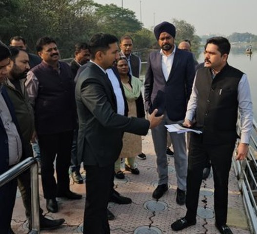 शहीद पार्क में नगर निगम के अधिकारियों से वार्ता करते आईएएस विशाख जी. (फोटो) शहीद पार्क में नगर निगम के अधिकारियों से वार्ता करते आईएएस विशाख जी. (फोटो)