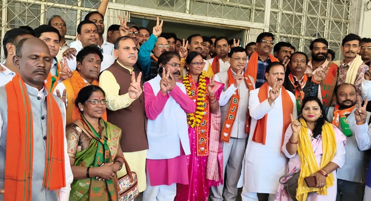 कोरबा : भाजपा की नामांकन रैली में उमड़ा ऐतिहासिक जनसैलाब, महापौर प्रत्याशी संजू देवी राजपूत और 67 पार्षद प्रत्याशियों ने जमा किया फॉर्म