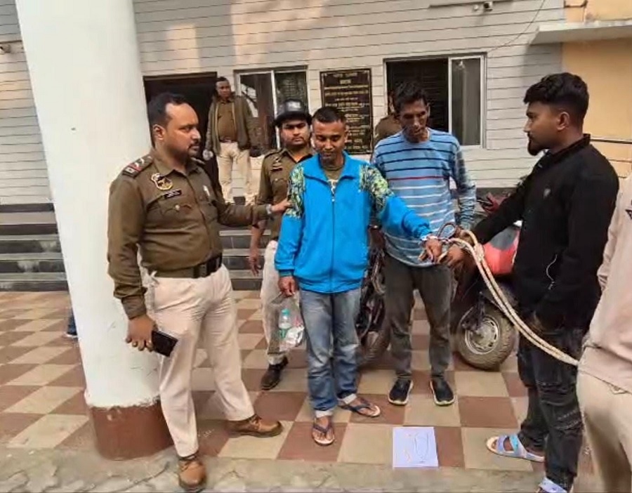 सिलचर में गिरफ्तार चोरी के तीन आरोपितों से बरामद सामान की तस्वीर। सिलचर में गिरफ्तार चोरी के तीन आरोपितों से बरामद सामान की तस्वीर।