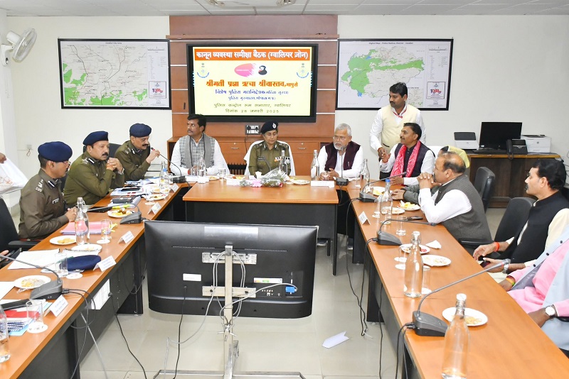 समीक्षा बैठक लेते हुए ऊर्जा मंत्री प्रद्युम्न सिंह तोमर समीक्षा बैठक लेते हुए ऊर्जा मंत्री प्रद्युम्न सिंह तोमर