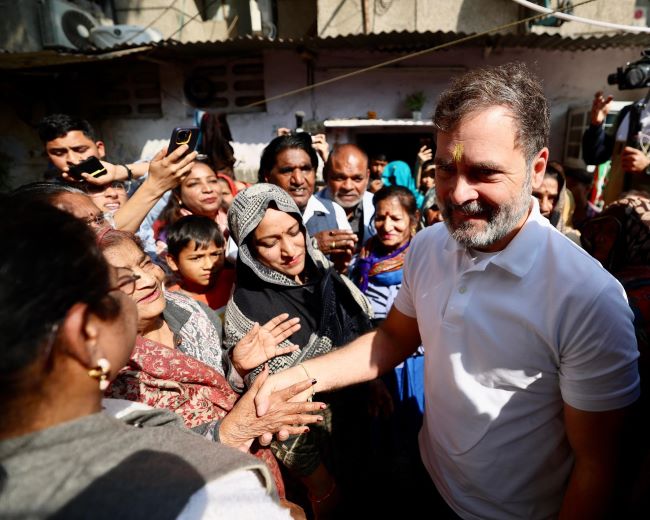 नई दिल्लीः वाल्मीकि मंदिर में दर्शन करने के बाद निकटवर्ती बस्ती में महिलाओं से मुलाकात करते राहुल गांधी नई दिल्लीः वाल्मीकि मंदिर में दर्शन करने के बाद निकटवर्ती बस्ती में महिलाओं से मुलाकात करते राहुल गांधी