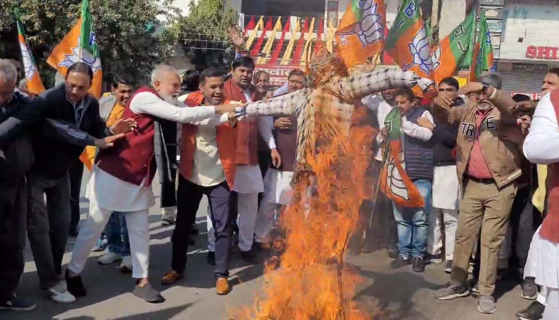 फोटो नंबर-02: गुरुग्राम में अरविंद केजरीवाल का पुतला फूंकते भाजपाई। फोटो नंबर-02: गुरुग्राम में अरविंद केजरीवाल का पुतला फूंकते भाजपाई।