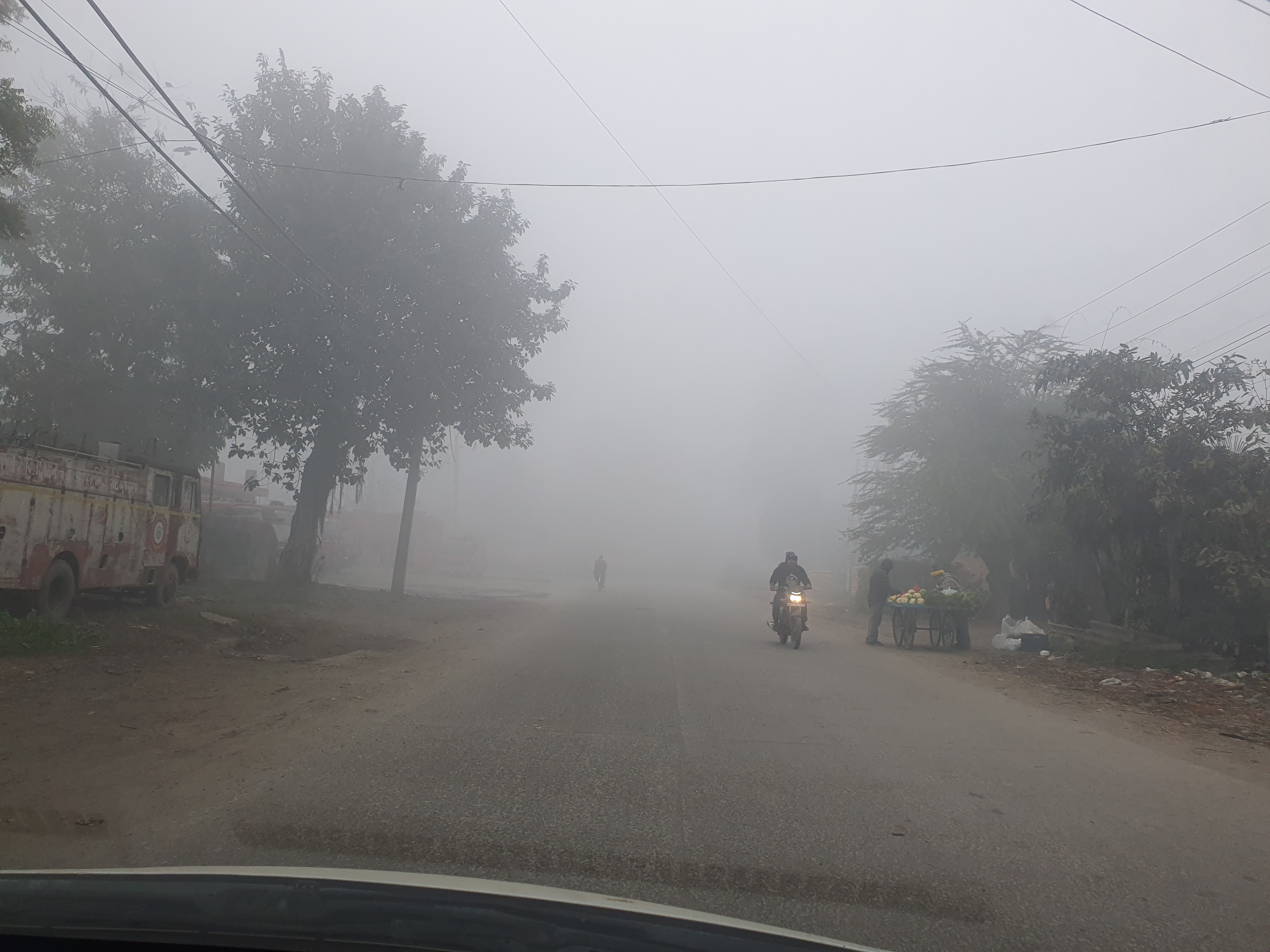 सड़कों पर वाहन लाइटें जलाकर सड़कों पर वाहन लाइटें जलाकर