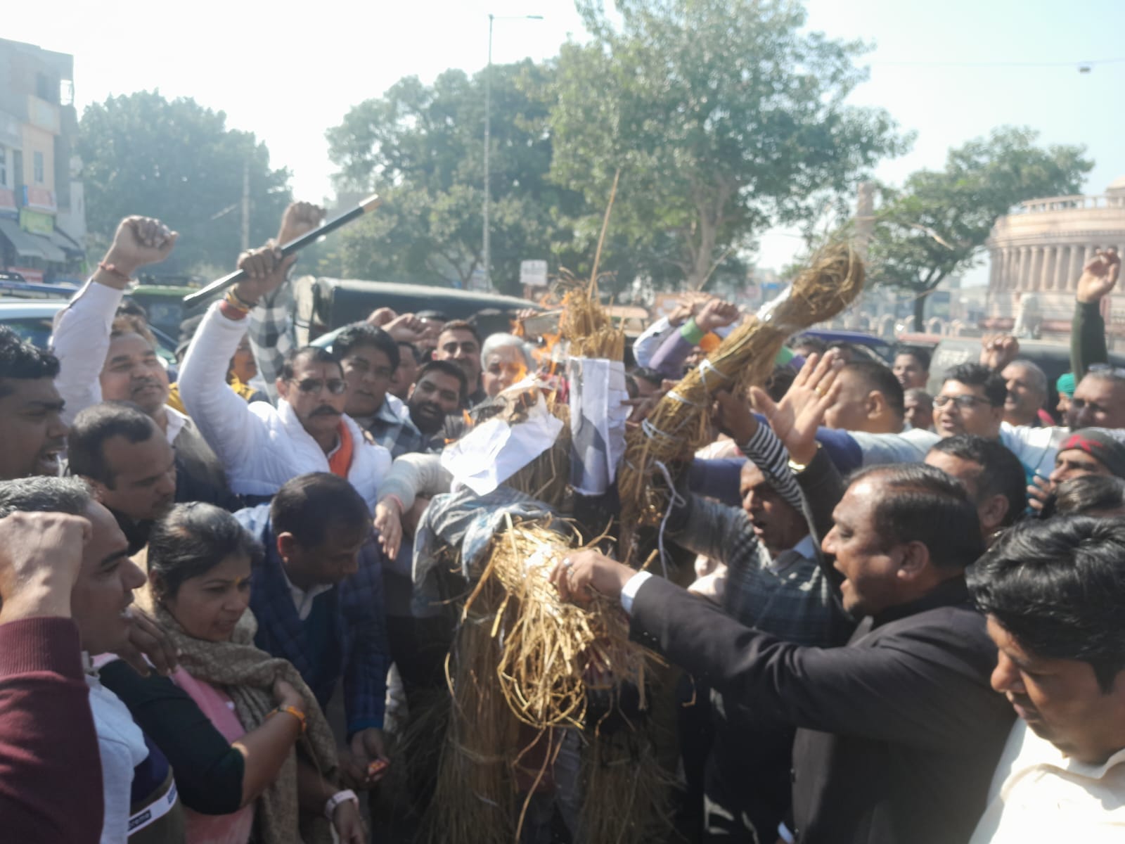 अरविंद केजरीवाल तथा दिल्ली सीएम का पुतला फूंकते हुए भाजपा कार्यकर्ता। अरविंद केजरीवाल तथा दिल्ली सीएम का पुतला फूंकते हुए भाजपा कार्यकर्ता।