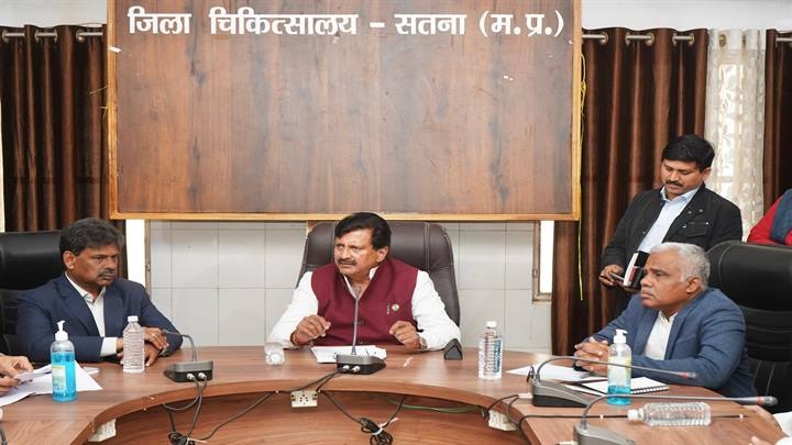 सांसद ने जिला अस्पताल में ली बैठक सांसद ने जिला अस्पताल में ली बैठक
