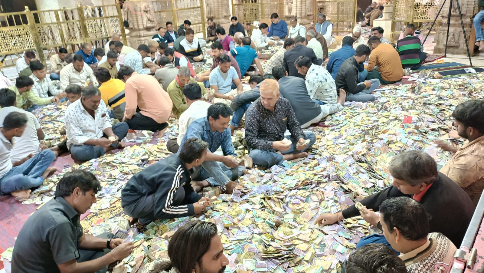 चित्तौड़गढ़ जिले के श्री सांवलियाजी मंदिर में मंगलवार को खोले भंडार से निकली चढ़ावा राशि की गणना करते कर्मचारी। चित्तौड़गढ़ जिले के श्री सांवलियाजी मंदिर में मंगलवार को खोले भंडार से निकली चढ़ावा राशि की गणना करते कर्मचारी।