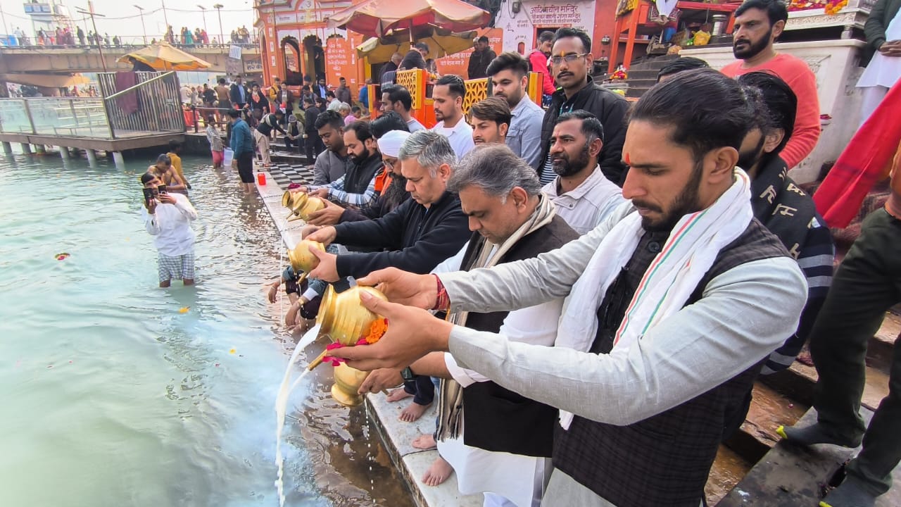 गंगा में दुग्ध अभिषेक करते हुए गंगा में दुग्ध अभिषेक करते हुए