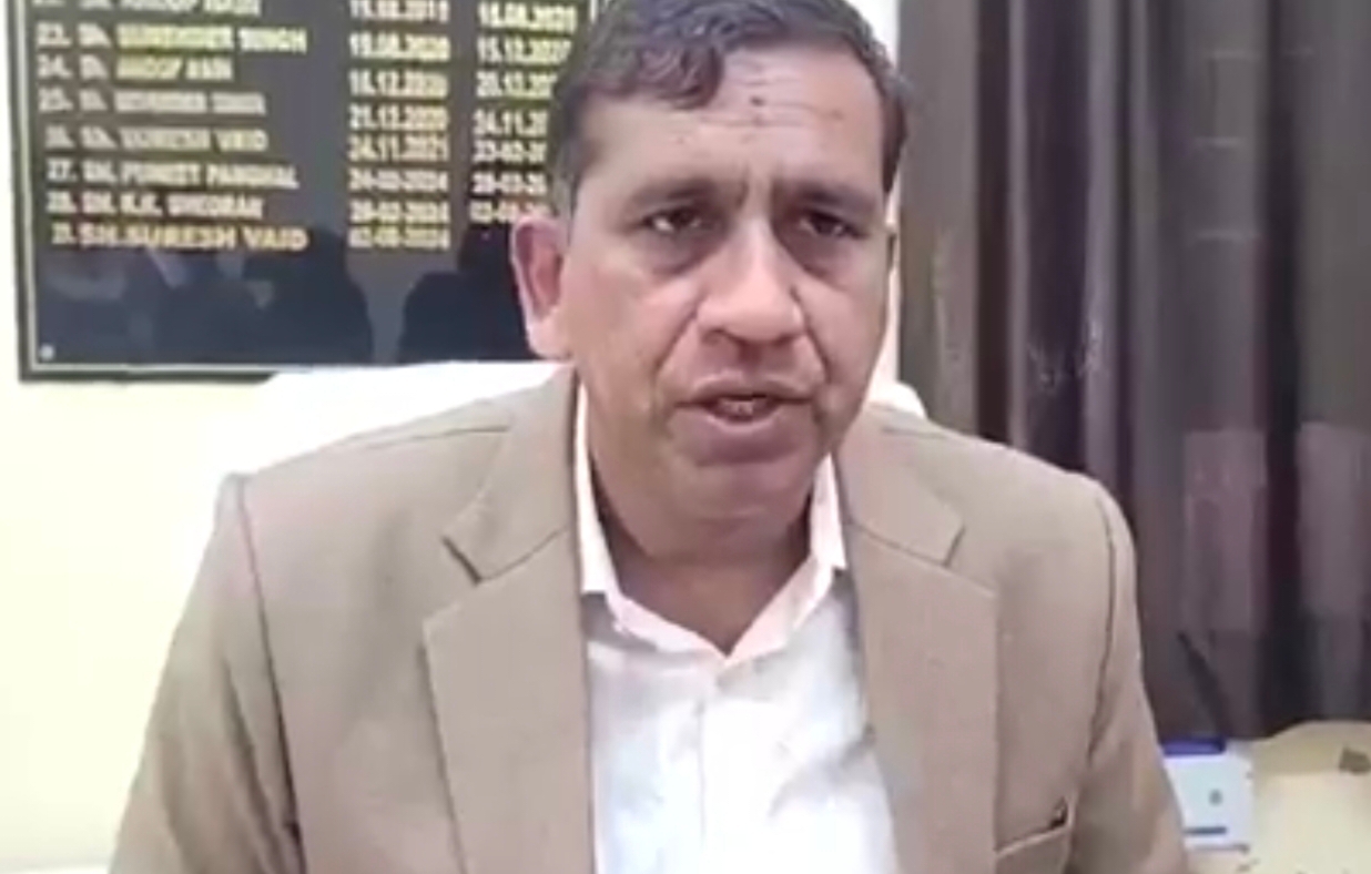 हैफेड के डीएम सुरेश कुमार मामले की जानकारी देते हुए हैफेड के डीएम सुरेश कुमार मामले की जानकारी देते हुए