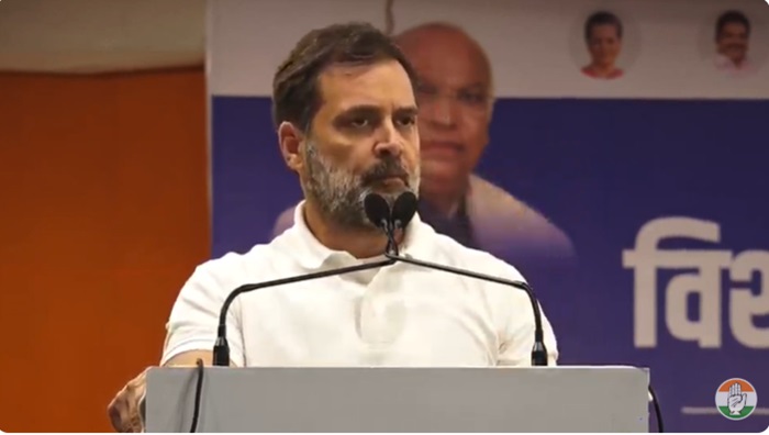 दिल्ली में मंगलवार को ओखला विधानसभा क्षेत्र में चुनावी जनसभा को सम्बोधित करते राहुल गांधी दिल्ली में मंगलवार को ओखला विधानसभा क्षेत्र में चुनावी जनसभा को सम्बोधित करते राहुल गांधी