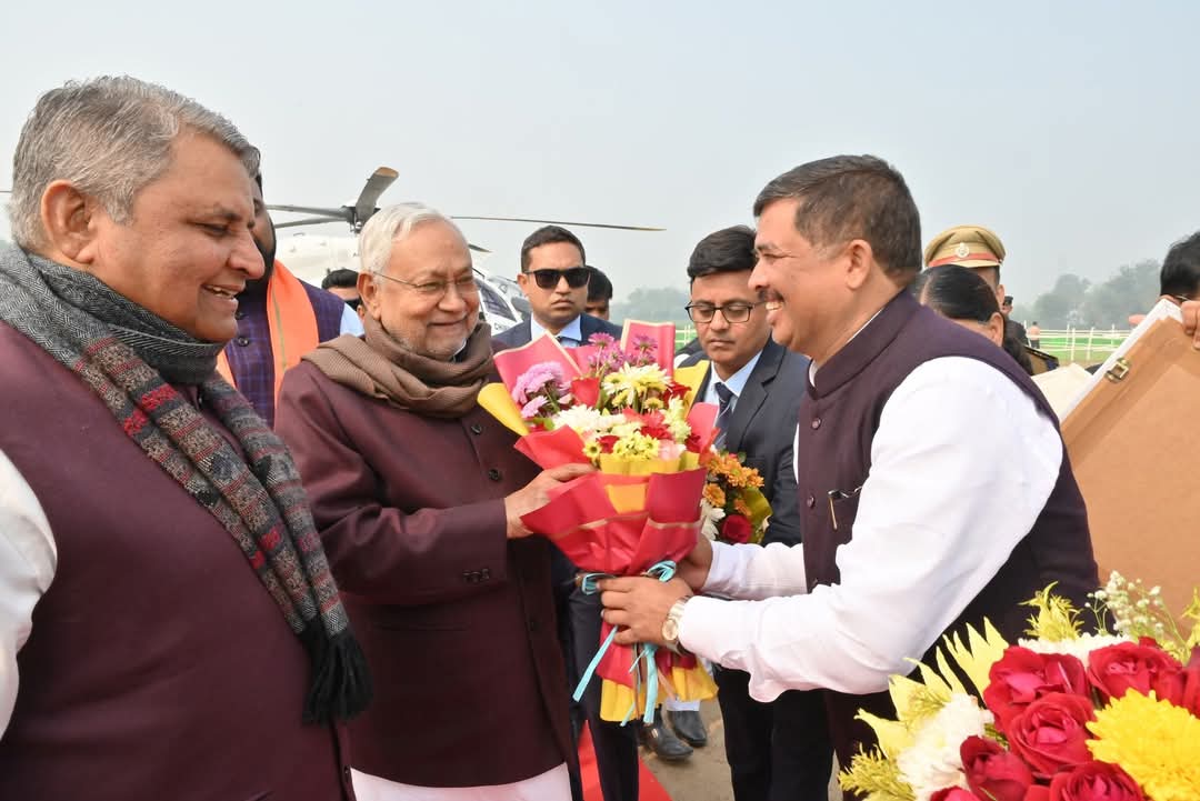 सीएम नीतीश का स्वागत करते संतोष कुशवाहा सीएम नीतीश का स्वागत करते संतोष कुशवाहा