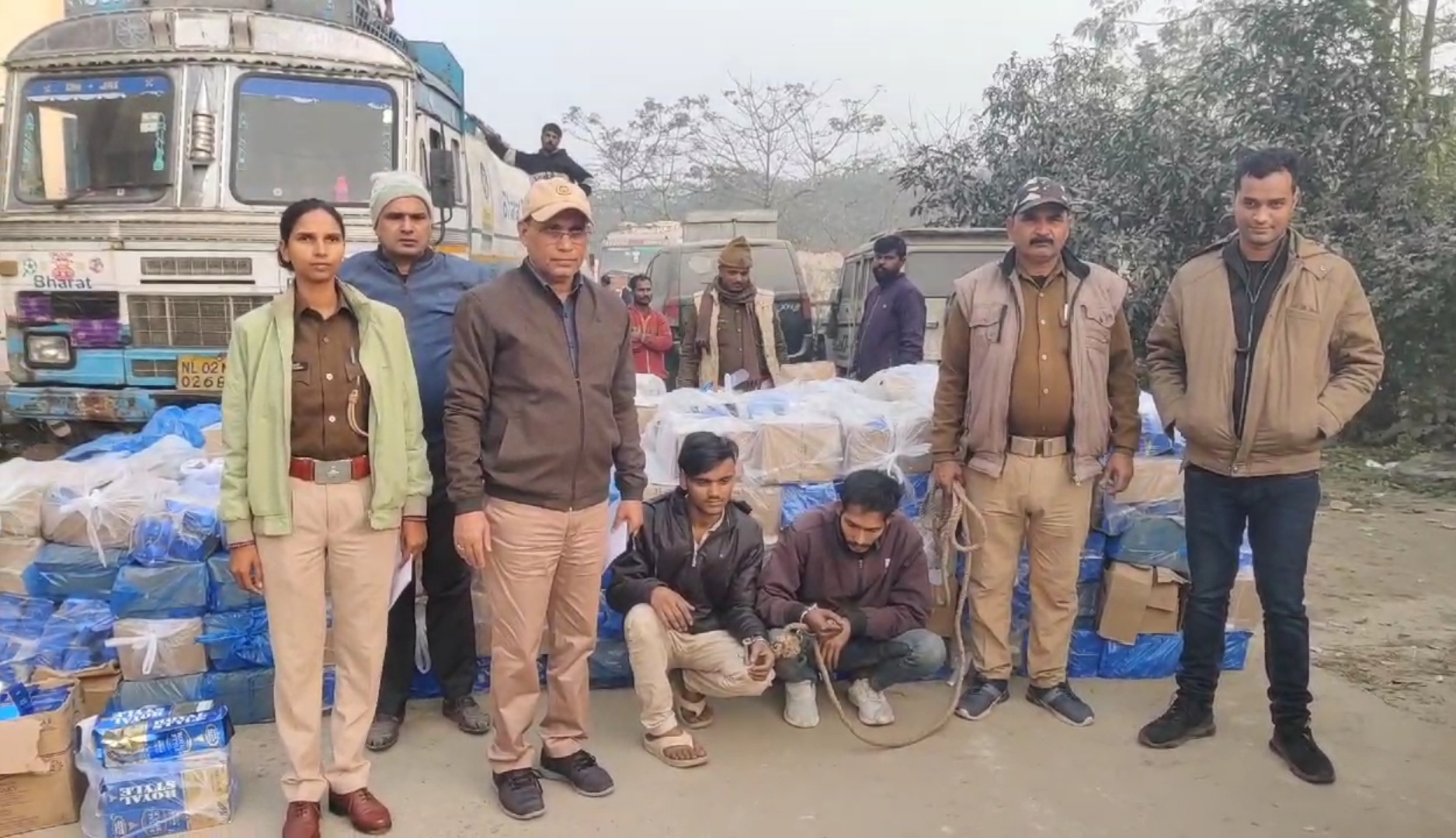 अररिया फोटो:विदेशी शराब के साथ पकड़ा गया तस्कर और उत्पाद विभाग की टीम अररिया फोटो:विदेशी शराब के साथ पकड़ा गया तस्कर और उत्पाद विभाग की टीम