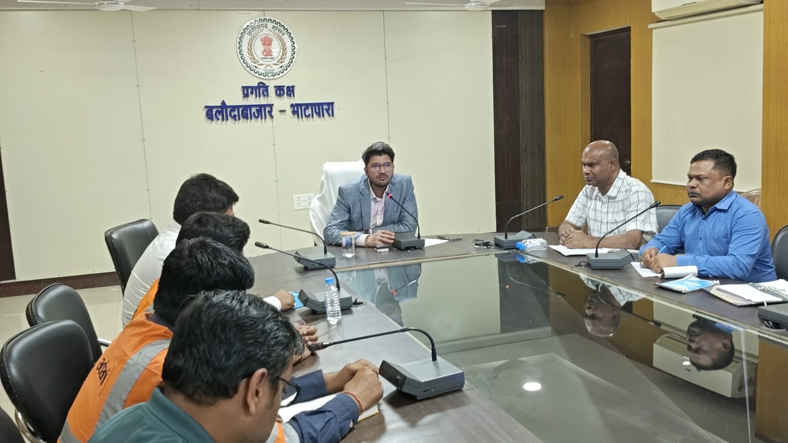 श्रीसीमेंट संयंत्र खपराडीह में हुई घटना को लेकर कलेक्टर दीपक सोनी सीमेंट सयंत्र के प्रतिनिधियों की बैठक लेते हुए श्रीसीमेंट संयंत्र खपराडीह में हुई घटना को लेकर कलेक्टर दीपक सोनी सीमेंट सयंत्र के प्रतिनिधियों की बैठक लेते हुए