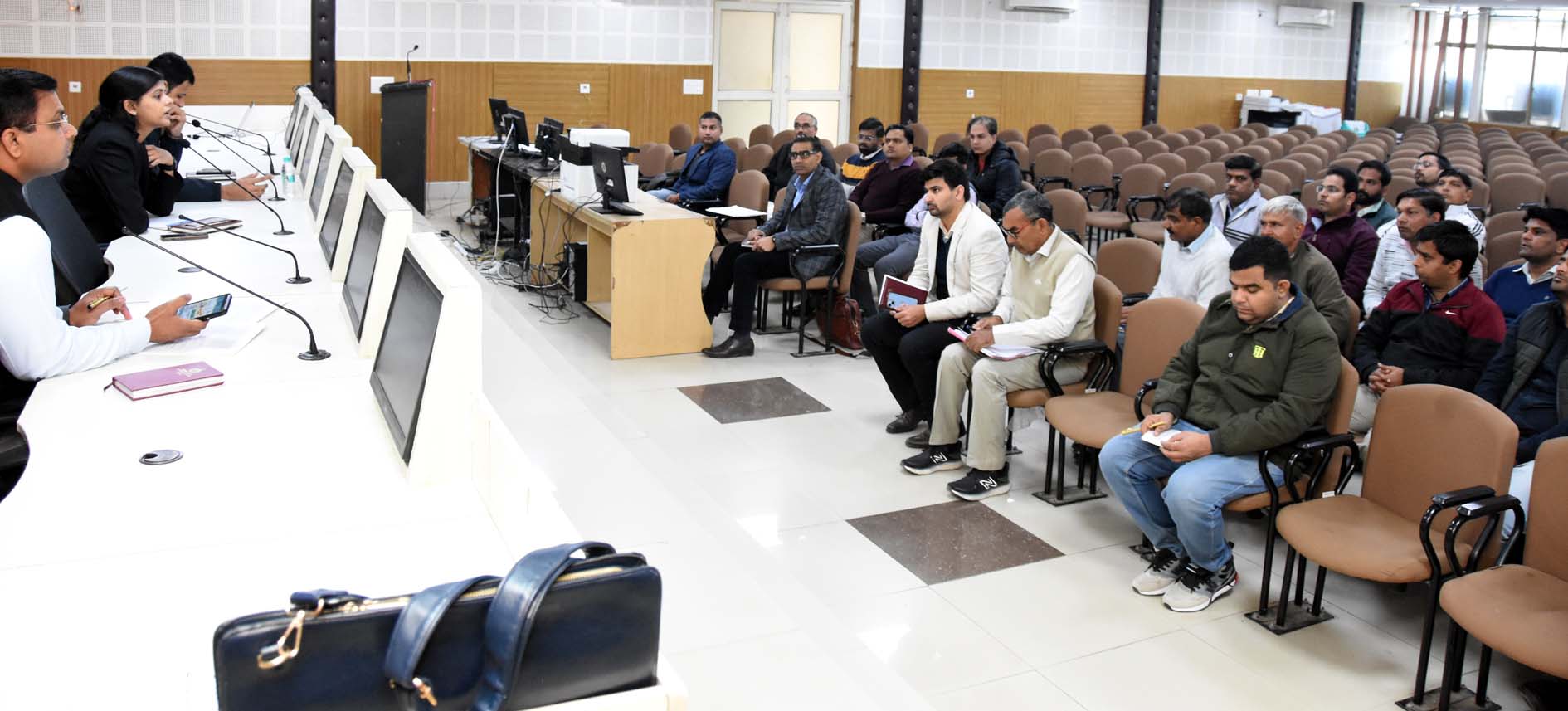समीक्षा बैठक में निर्देश देते हुए अतिरिक्त उपायुक्त सी. जयाश्रद्धा। समीक्षा बैठक में निर्देश देते हुए अतिरिक्त उपायुक्त सी. जयाश्रद्धा।