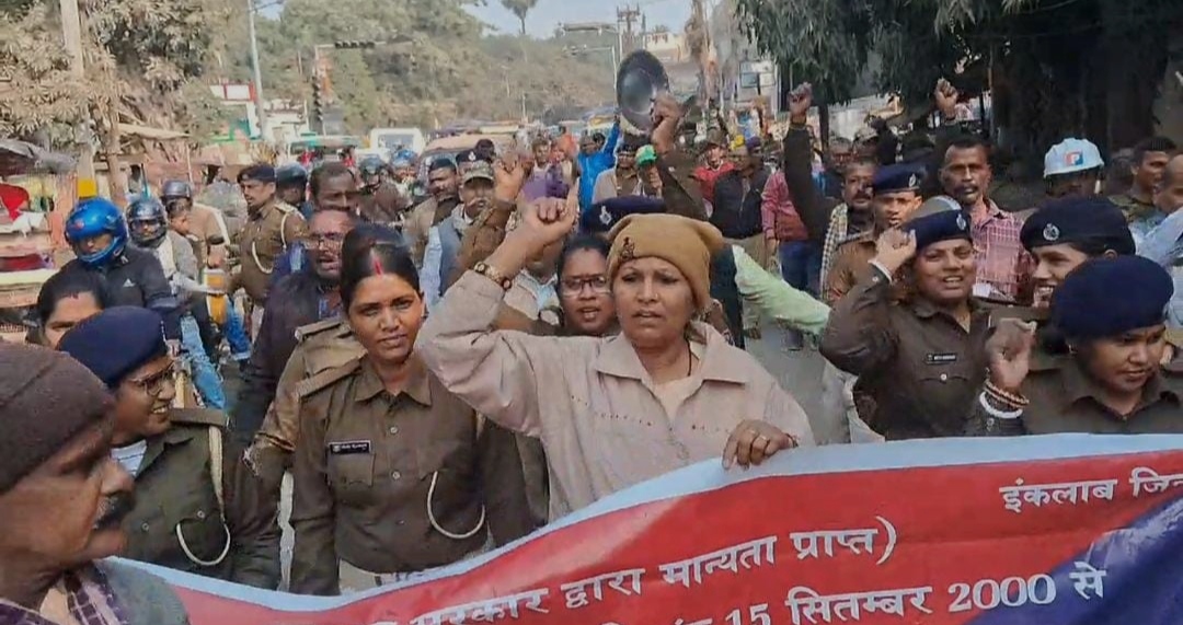 प्रदर्शन करते होमगार्ड जवान प्रदर्शन करते होमगार्ड जवान
