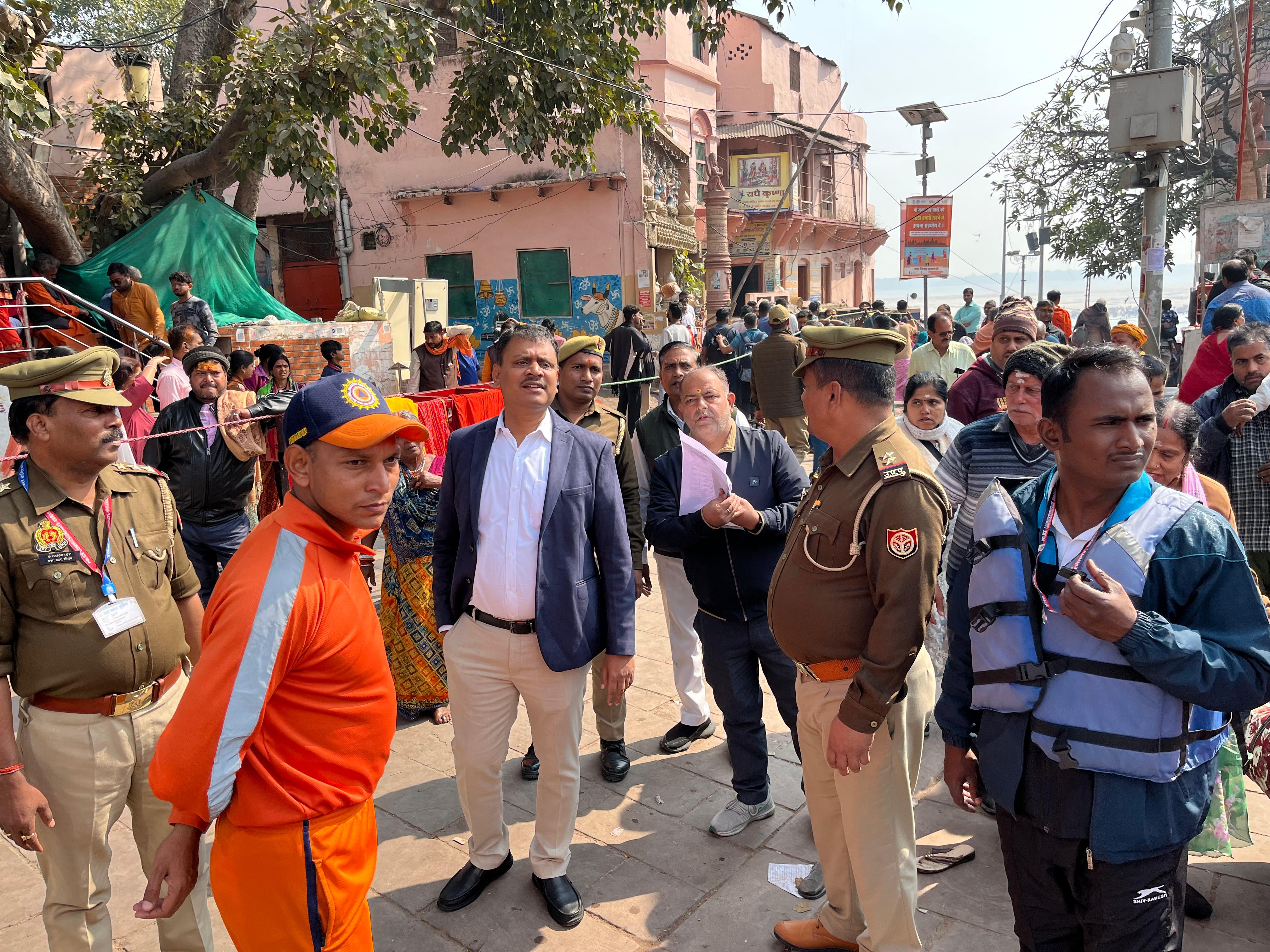जिलाधिकारी वाराणसी भीड़ नियंत्रण करते हुए: फोटो बच्चा गुप्ता जिलाधिकारी वाराणसी भीड़ नियंत्रण करते हुए: फोटो बच्चा गुप्ता