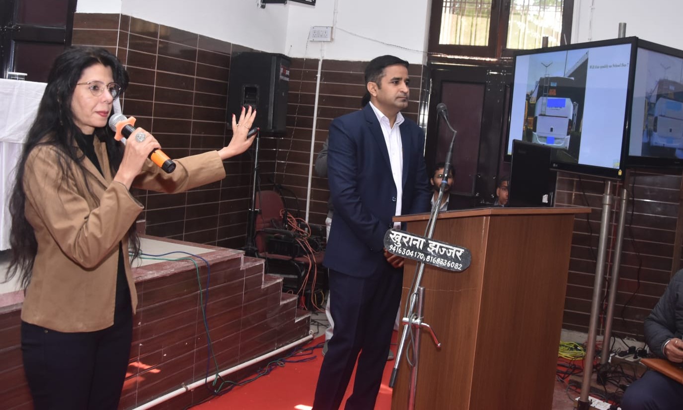 सुरक्षित स्कूल वाहन पॉलिसी को लेकर आयोजित कार्यशाला में अपना संबोधन देते हुए डीसी प्रदीप दहिया। सुरक्षित स्कूल वाहन पॉलिसी को लेकर आयोजित कार्यशाला में अपना संबोधन देते हुए डीसी प्रदीप दहिया।