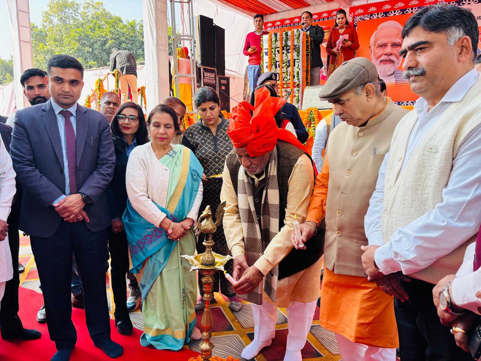 फरीदाबाद में सरस मेले का दीप प्रज्ज्वलन के साथ शुभारंभ करते हरियाणा के विकास एवं पंचायत मंत्री कृष्ण लाल पंवार। फरीदाबाद में सरस मेले का दीप प्रज्ज्वलन के साथ शुभारंभ करते हरियाणा के विकास एवं पंचायत मंत्री कृष्ण लाल पंवार।