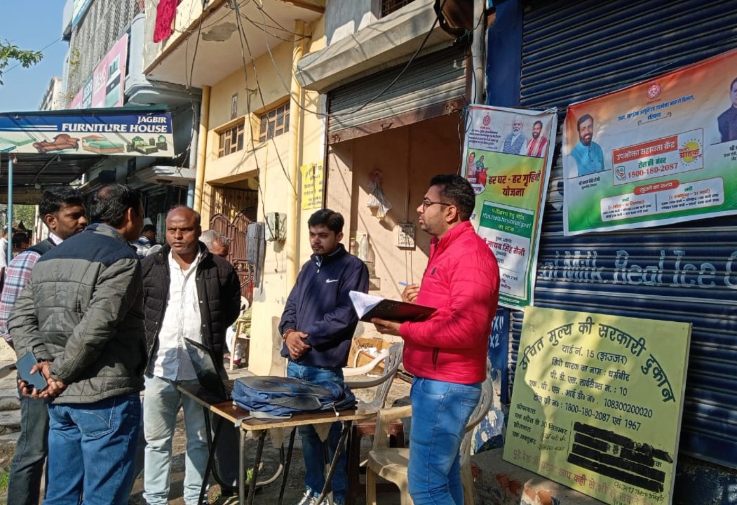 कैंप में पात्र लाभार्थियों का पंजीकरण करते खाद्य एवं नागरिक आपूर्ति विभाग के अधिकारी।
