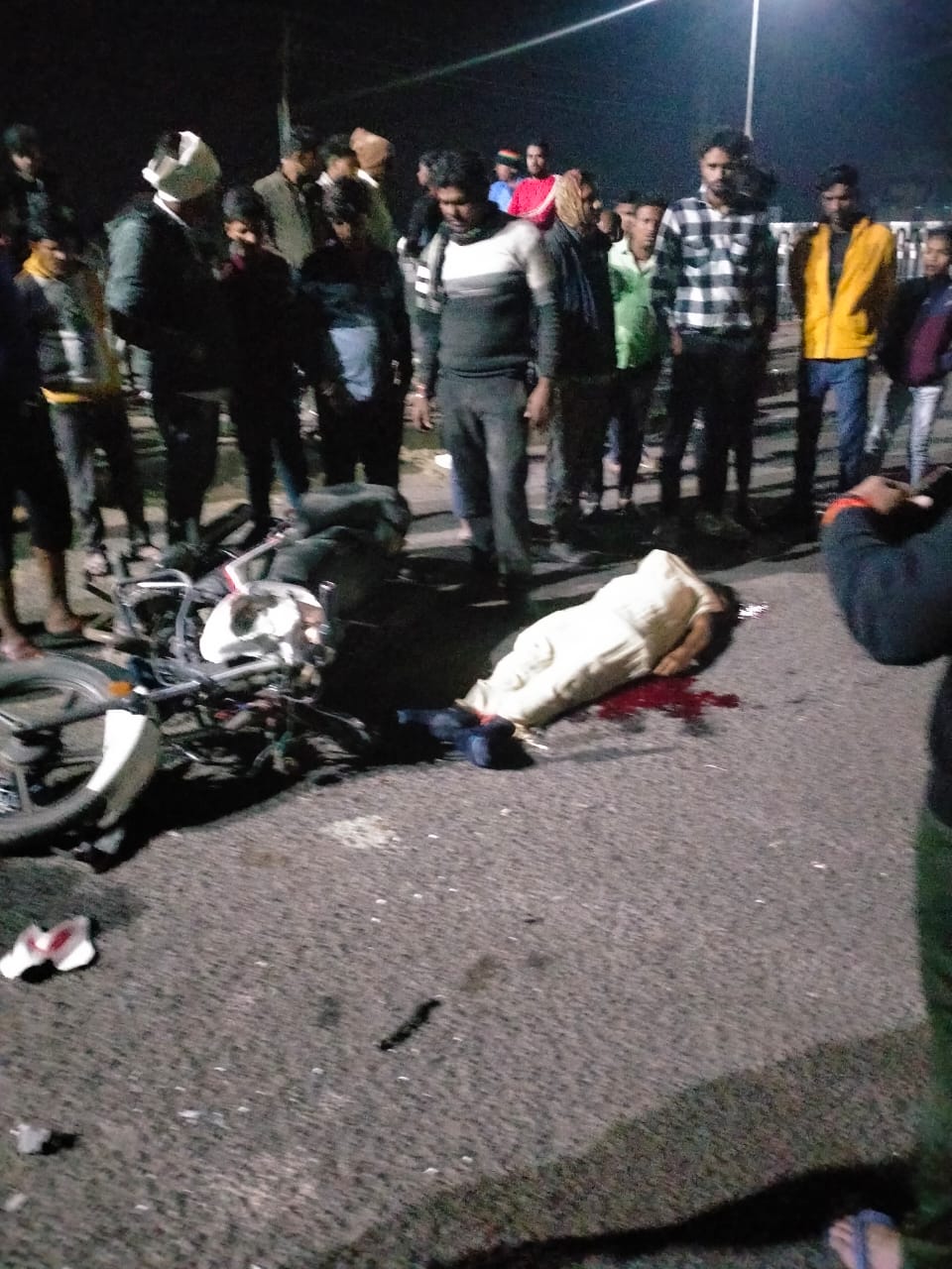 बाइक सवार एक युवक की मौत एक घायल बाइक सवार एक युवक की मौत एक घायल