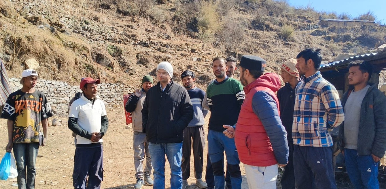 ज्योतिर्मठ के डुमक गांव में ग्रामीणों से बातचीत करते हुए डीएम। ज्योतिर्मठ के डुमक गांव में ग्रामीणों से बातचीत करते हुए डीएम।