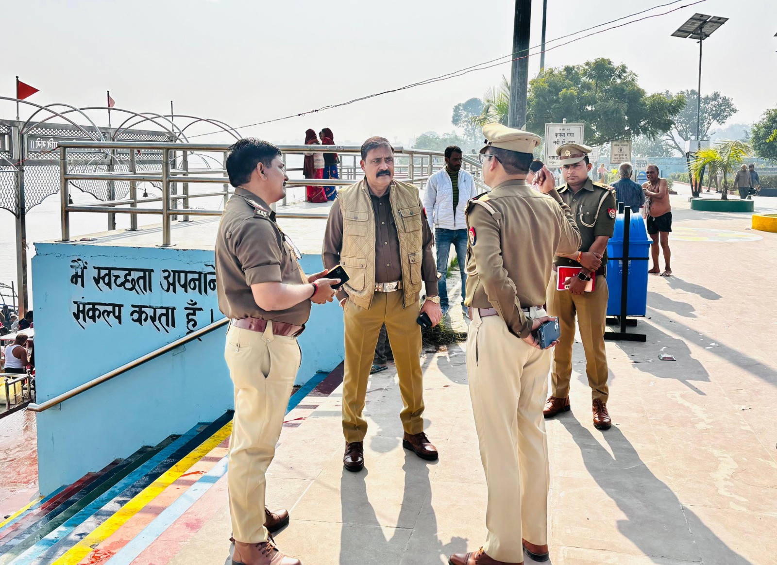 सुरक्षा व्यवस्था को लेकर पुलिस को दिशा निर्देश देते डीसीपी सेंट्रल दिनेश त्रिपाठी सुरक्षा व्यवस्था को लेकर पुलिस को दिशा निर्देश देते डीसीपी सेंट्रल दिनेश त्रिपाठी