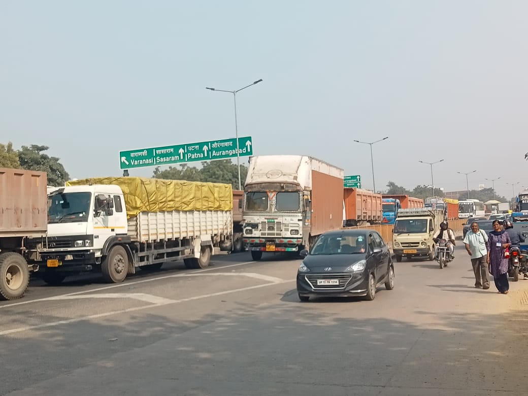 सड़क पर रोके गए वाहन सड़क पर रोके गए वाहन
