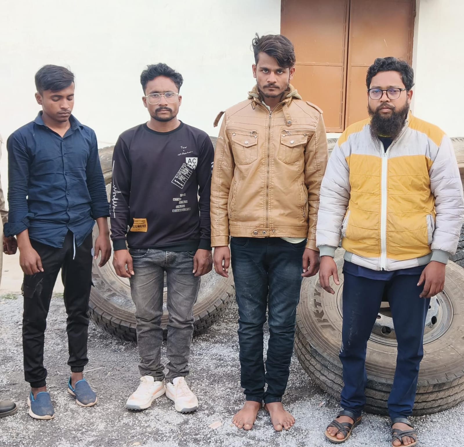 पुलिस गिरफ्त में आरोपित। पुलिस गिरफ्त में आरोपित।