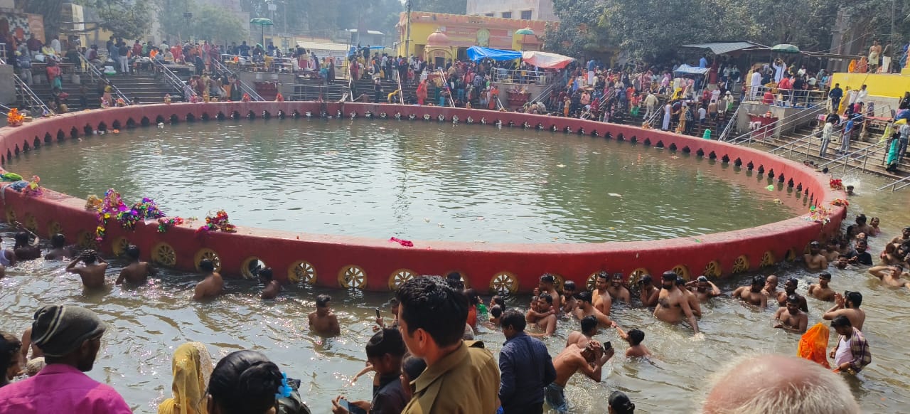 नैमिषारण्य चक्रतीर्थ पर स्नान करते श्रद्धालु नैमिषारण्य चक्रतीर्थ पर स्नान करते श्रद्धालु