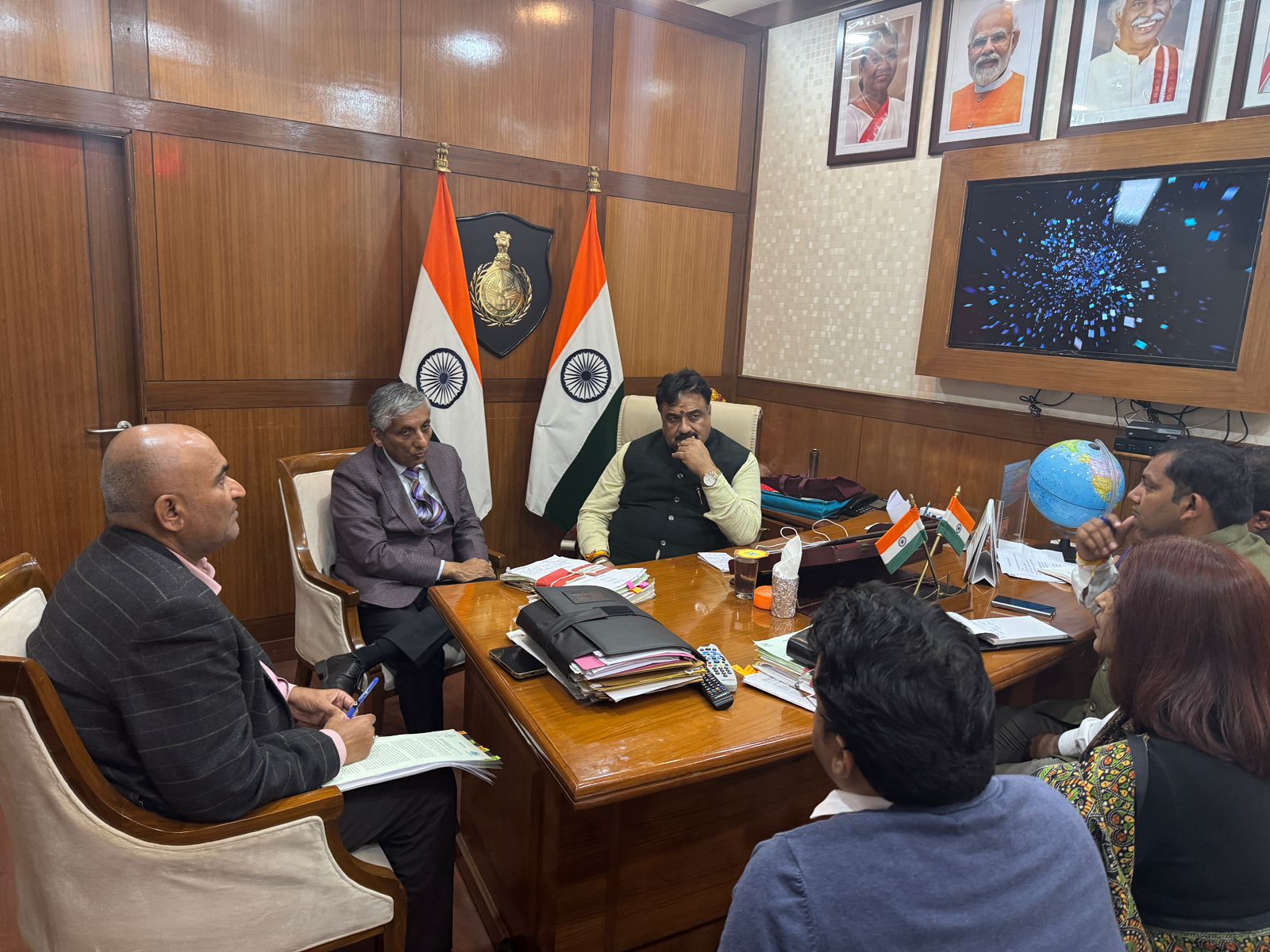 बैठक में अधिकारियों को दिशा-निर्देश देते हुए डिप्टी स्पीकर डा. कृष्ण मिड्ढा। बैठक में अधिकारियों को दिशा-निर्देश देते हुए डिप्टी स्पीकर डा. कृष्ण मिड्ढा।