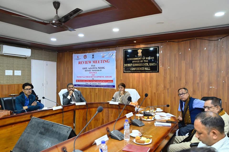 बाक्सा में महिला और बाल विकास योजनाओं की समीक्षा बैठक आयोजित में मंत्री अजंता नेओग।